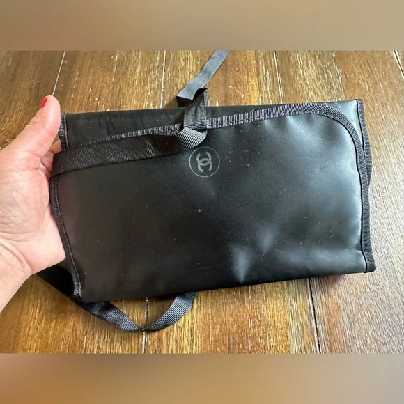 Chanel foldable cosmetics bag - Picture 12 of 14